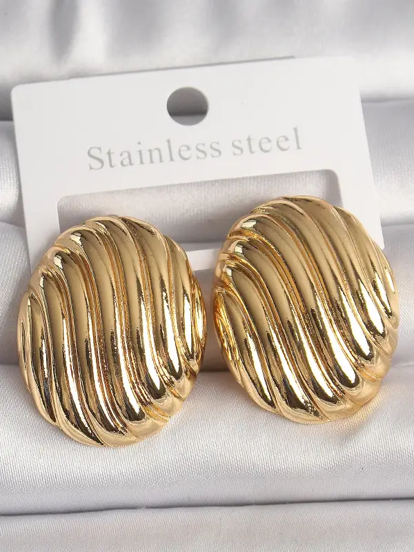 Pirinç Gold Renk İşlemeli Oval Model Kadın Küpe