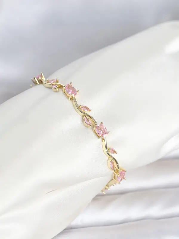 Pirinç Gold Renk Pembe Zirkon Taşlı Çiçek Model Kadın Bileklik
