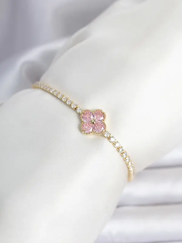 Pirinç Gold Renk Pembe Zirkon Taşlı Yonca Model Su Yolu Kadın Bileklik