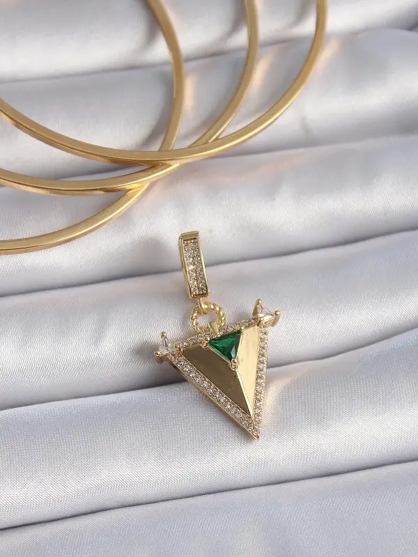 Pirinç Gold Renk Zirkon Taşlı 3D Üçgen Model Ajda Charm