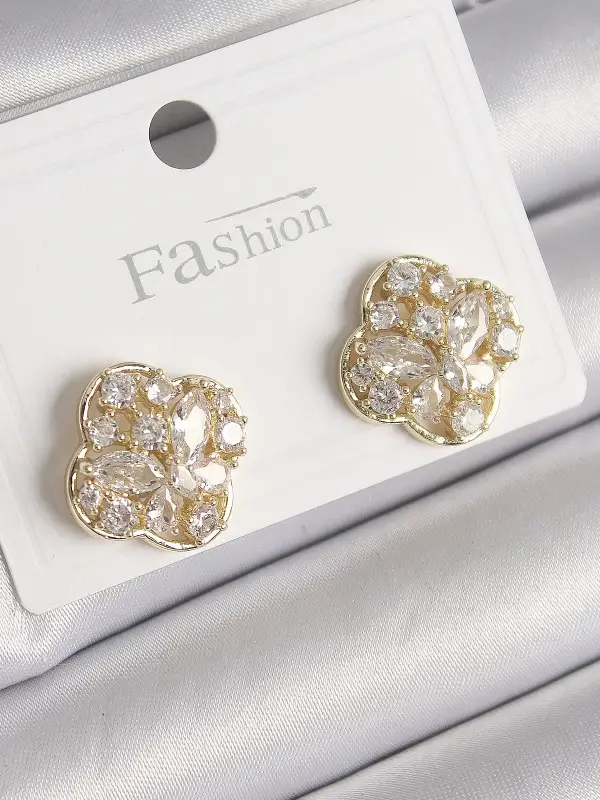 Pirinç Gold Renk Zirkon Taşlı Yonca Model Kadın Küpe