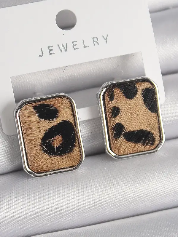 Pirinç Gümüş Renk Leopar Desenli Kare Model Kadın Küpe