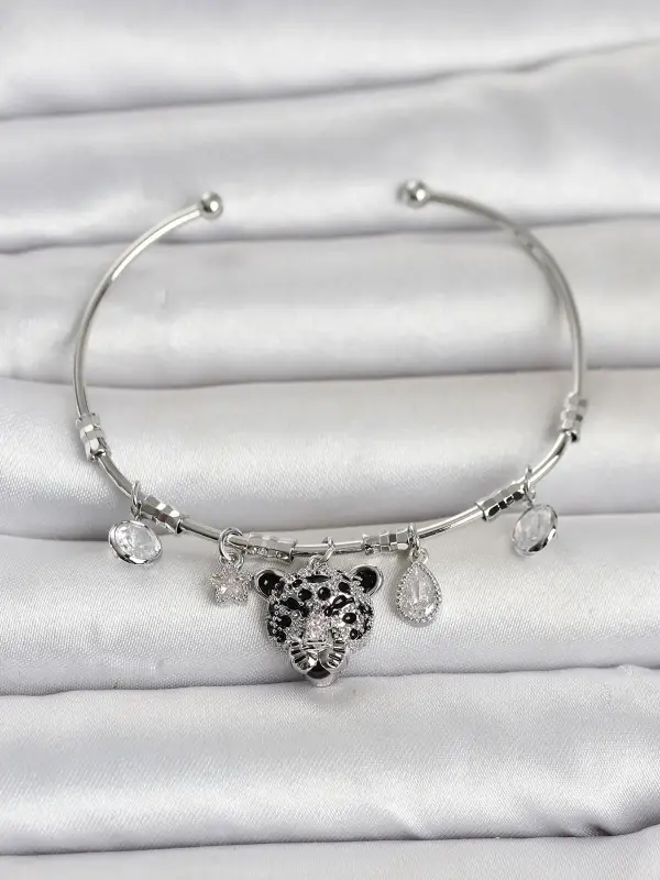 Pirinç Gümüş Renk Leopar Detaylı Charmlı Kadın Bileklik