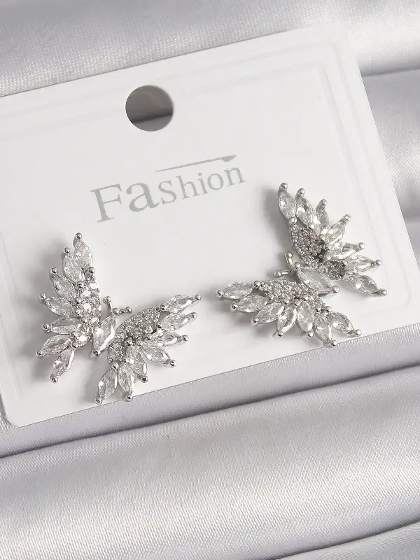 Pirinç Gümüş Renk Zirkon Taşlı Kelebek Model Kadın Küpe