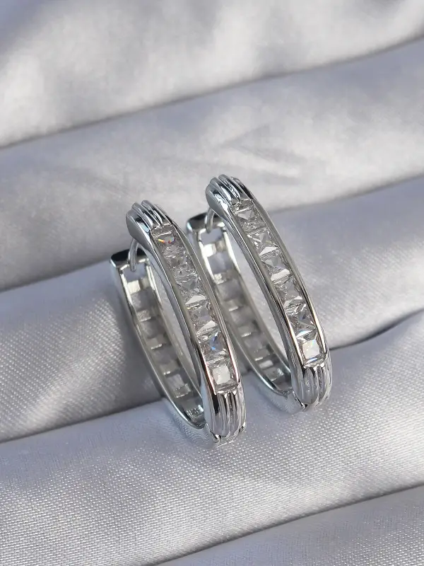 Pirinç Gümüş Renk Zirkon Taşlı Oval Model Küpe