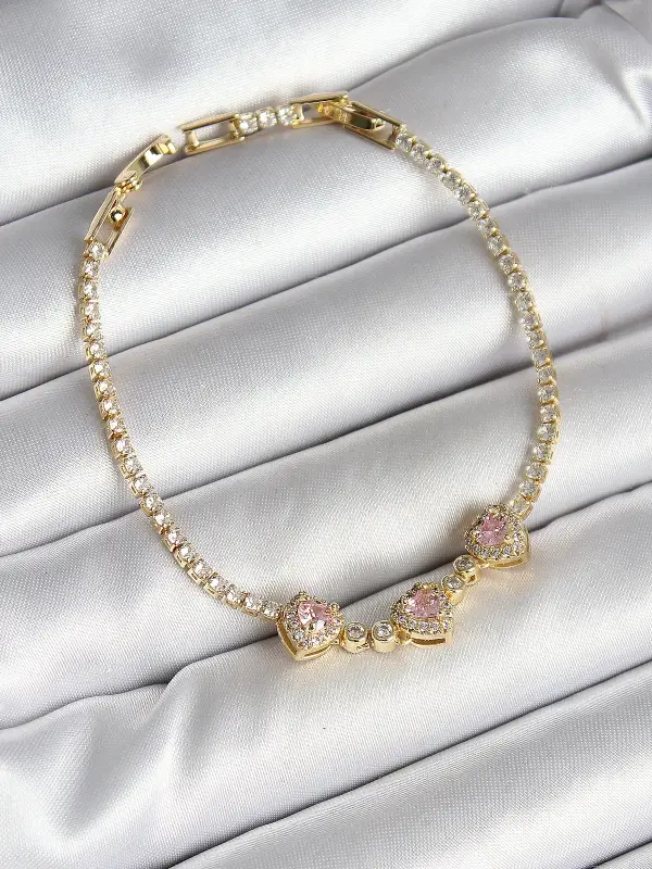 Pirinç Sıralı Pembe Kalp Figürlü Zirkon Taşlı Gold Renk Kadın Bileklik