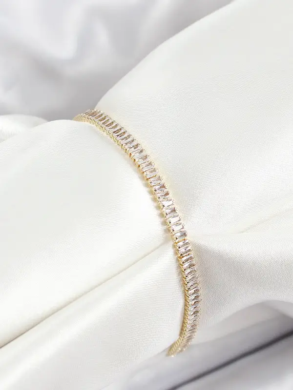 Pirinç Zirkon Taşlı İnce Su Yolu Model Gold Renk Kadın Bileklik