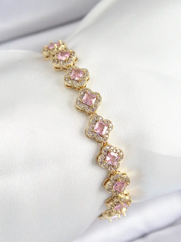 Pirinç Zirkon Taşlı Pembe Yonca Baget Model Gold Renk VIP Seri Kadın Bileklik