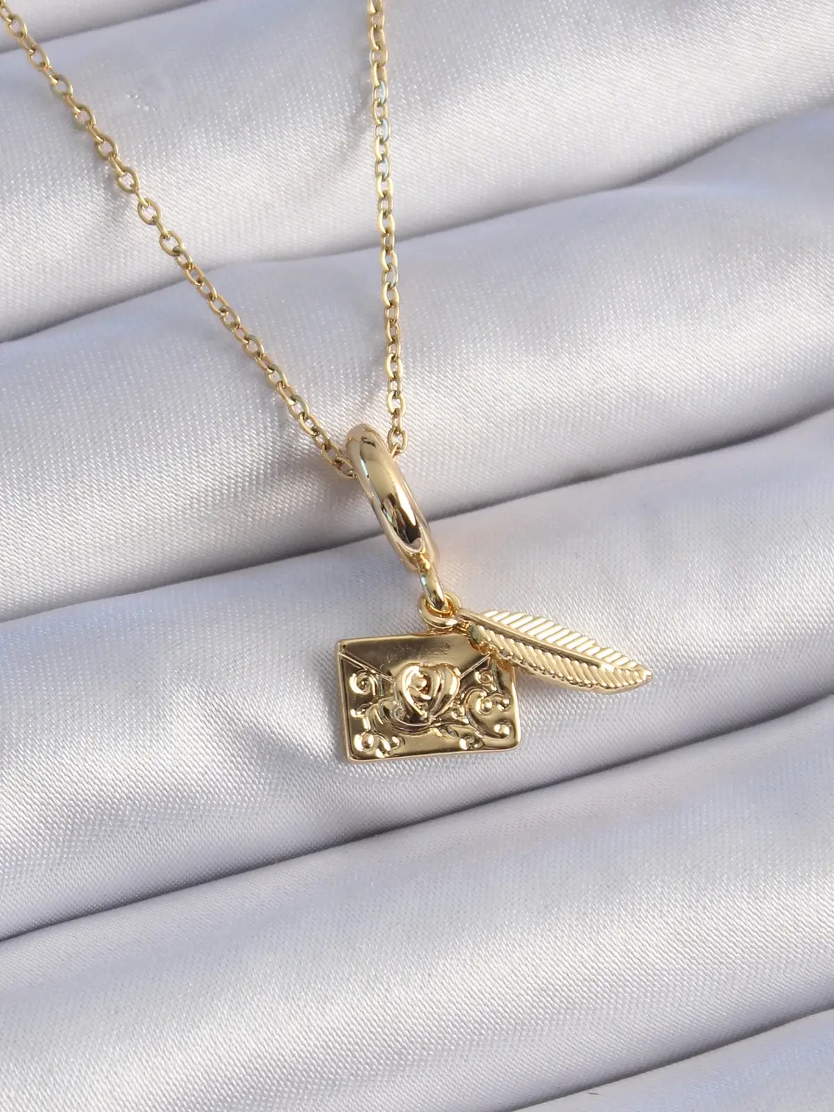 316L Çelik Gold Renk Kalp Detay Mektup Figür Charm Model Kadın Kolye