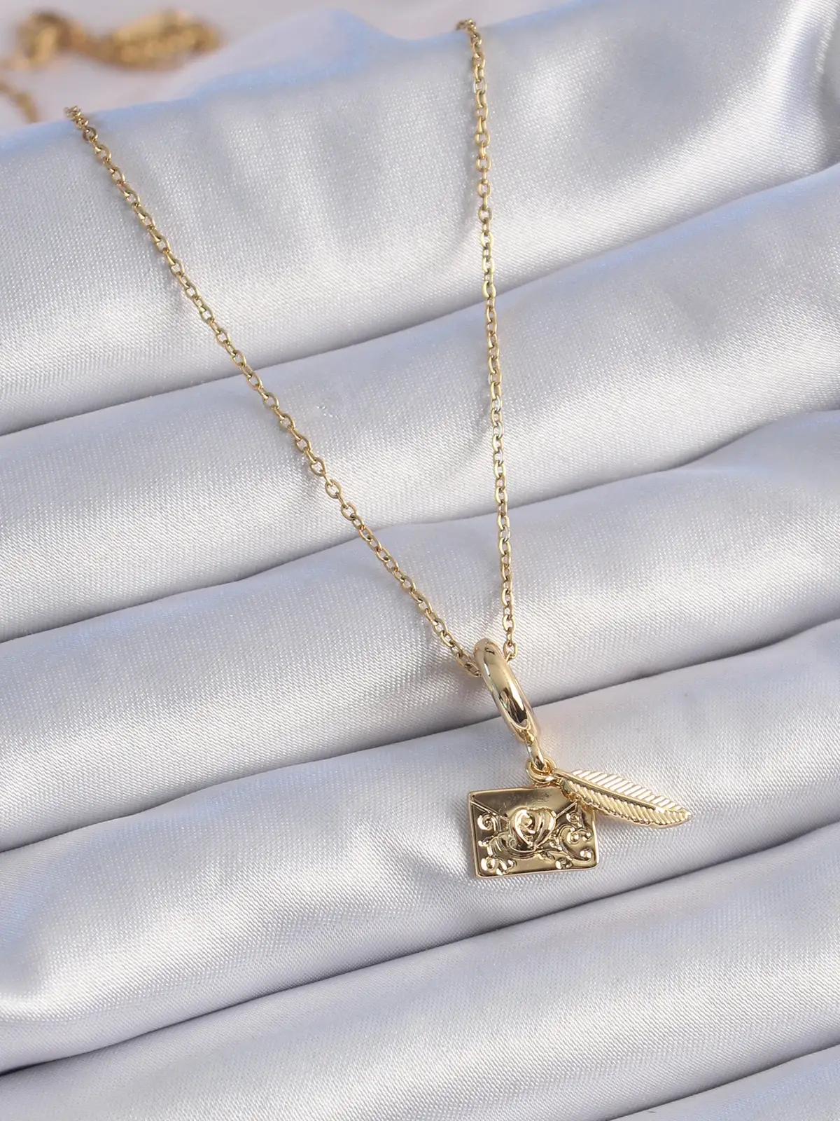 316L Çelik Gold Renk Kalp Detay Mektup Figür Charm Model Kadın Kolye