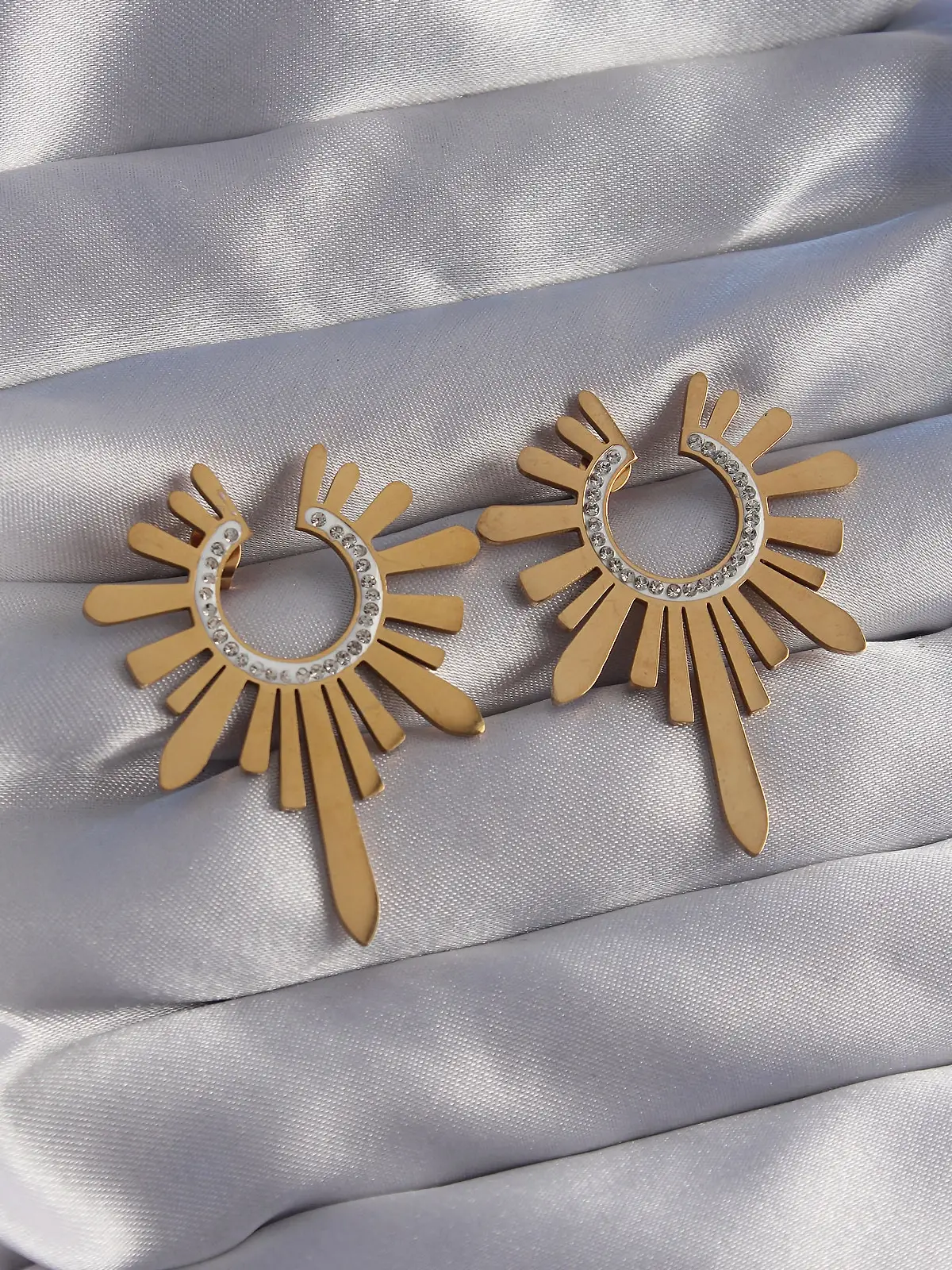 316L Çelik Gold Renk Zirkon Taşlı Güneş Figürlü Küpe