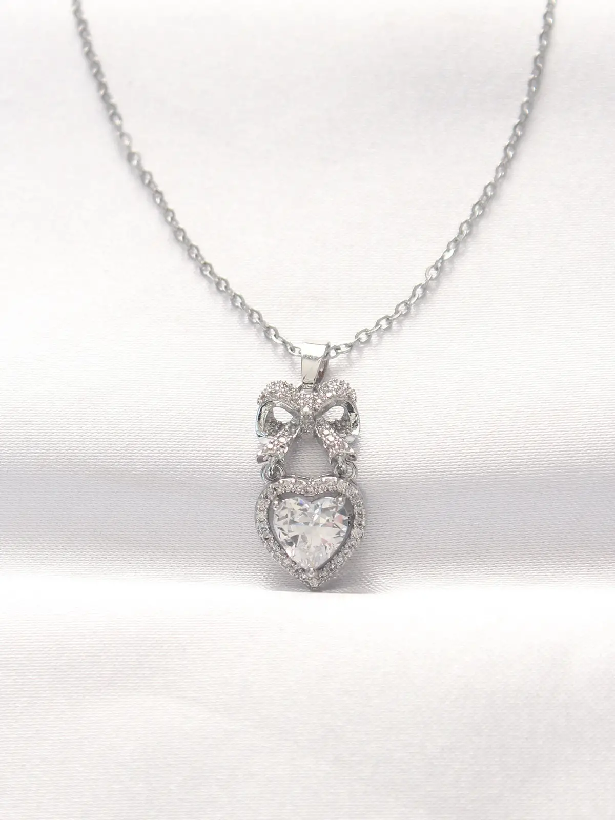 316L Çelik Silver Renk Zirkon Taşlı Kalpli Fiyonk Kolye