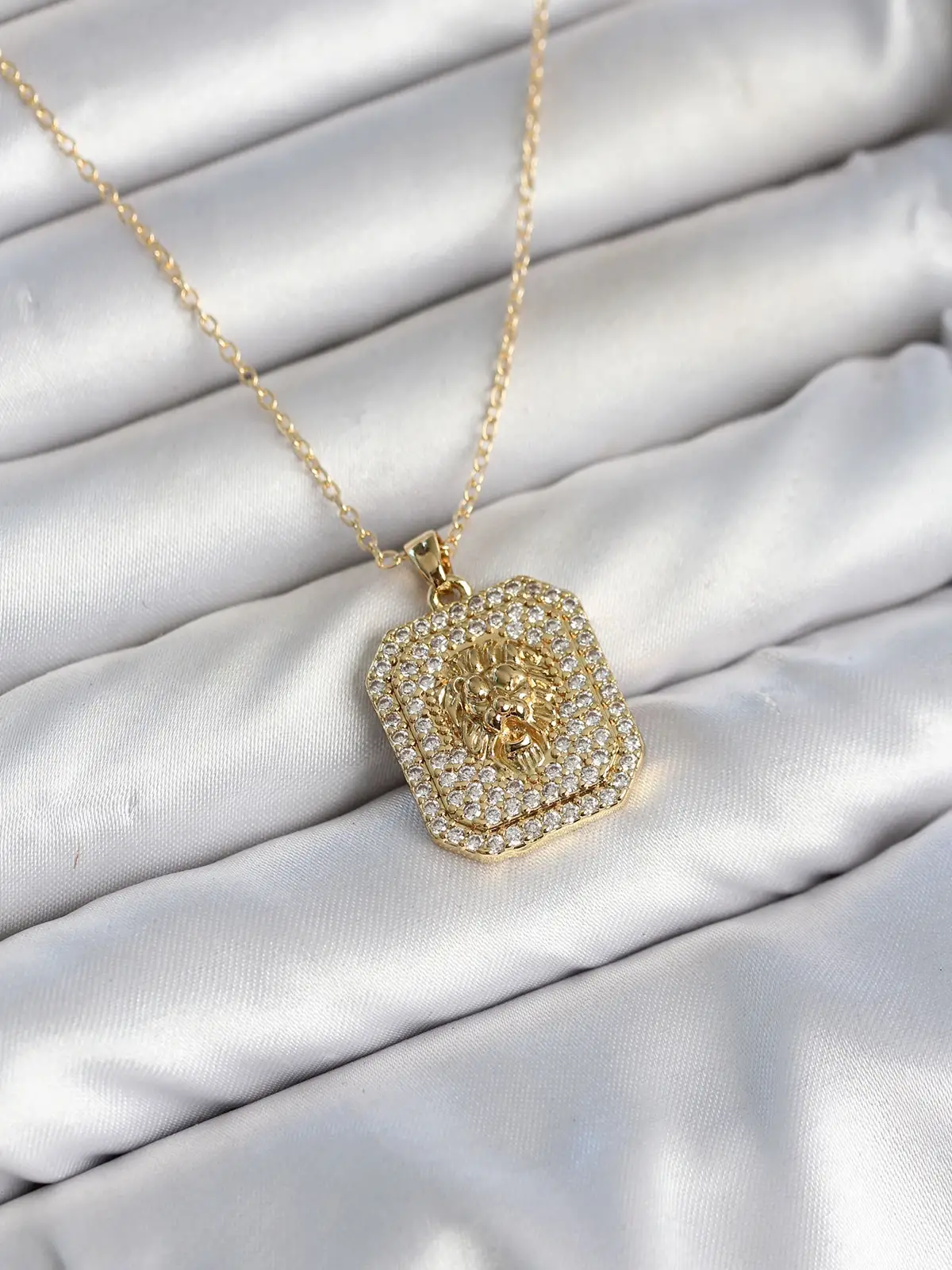 316L Çelik Zincir Gold Aslan Madalyon Model Zirkon Taşlı Kadın Kolye