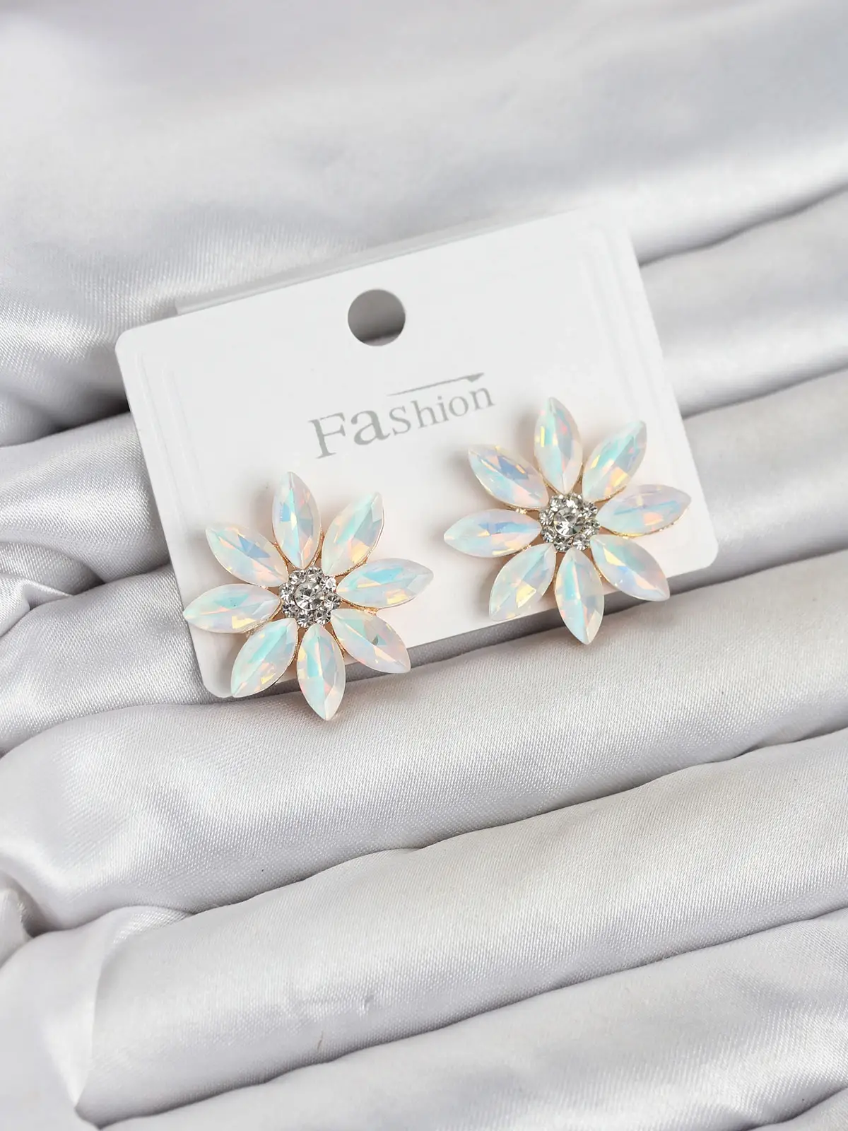 Beyaz Renk Kristal Taşlı Lotus Çiçek Model Kadın Küpe