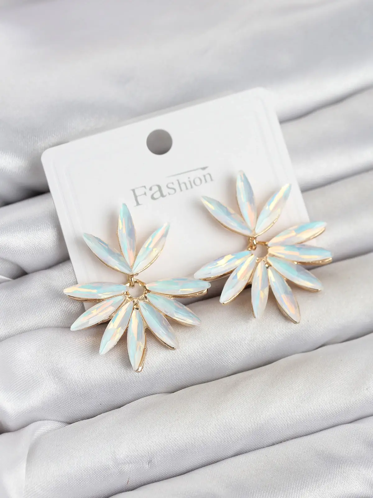 Beyaz Renk Kristal Taşlı Lotus Model Kadın Küpe
