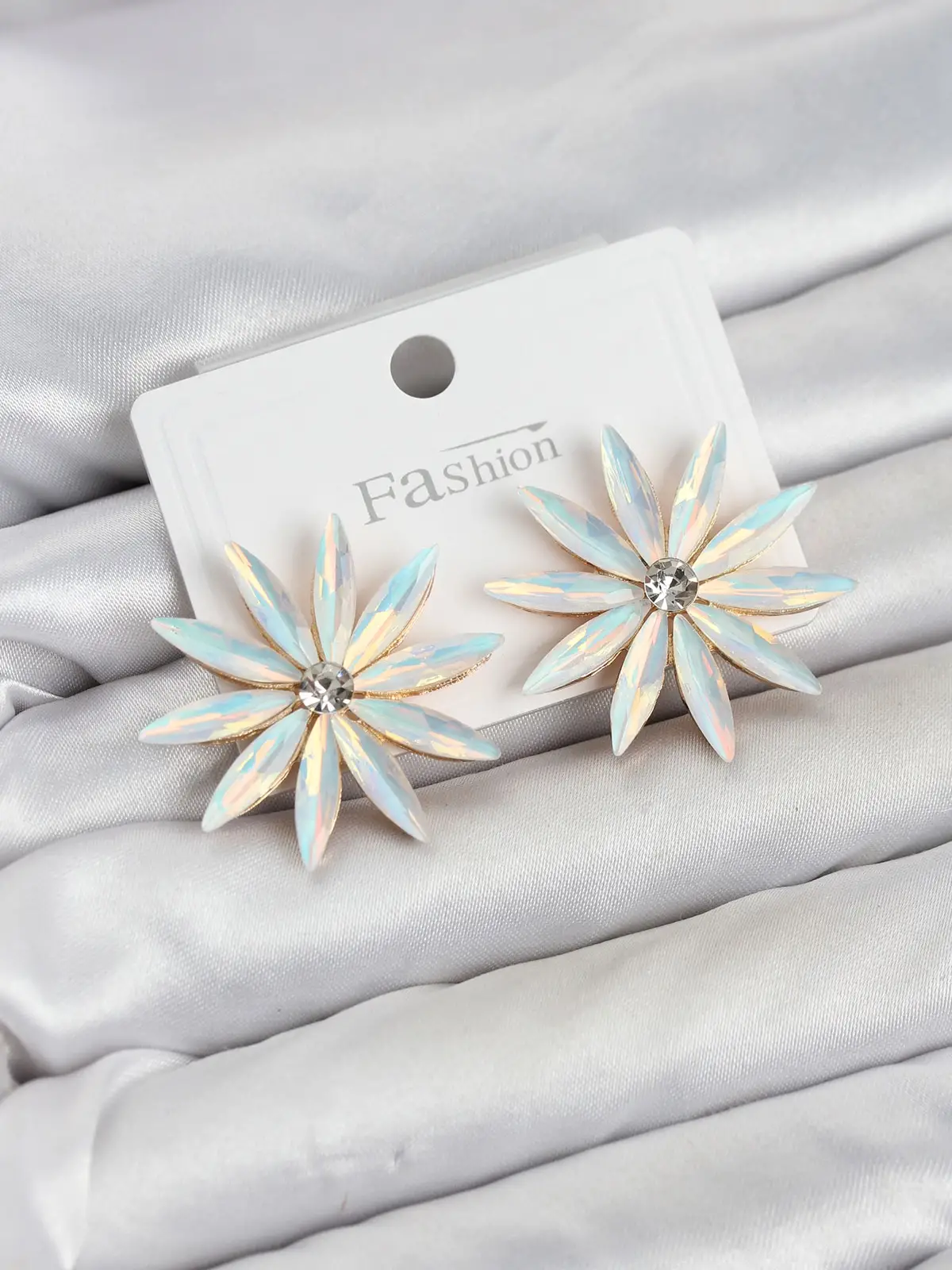 Beyaz Renk Kristal Taşlı Lotus Model Kadın Küpe