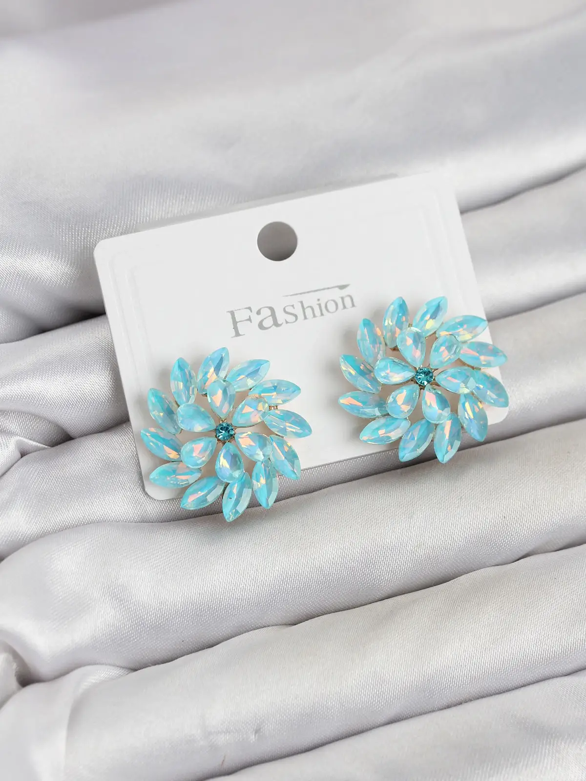Buz Mavisi Renk Kristal Taşlı Çiçek Model Kadın Küpe