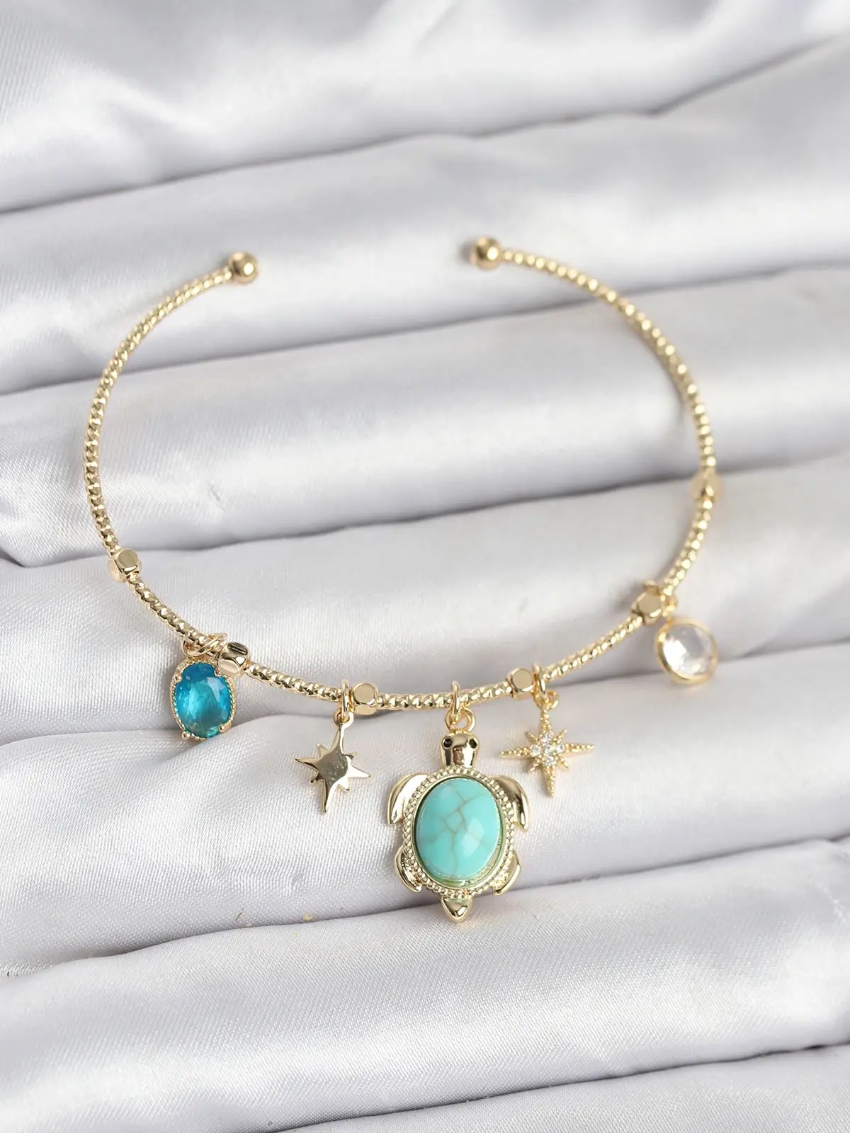 Caretta Caretta Charmlı Gold Renk Kadın Bileklik