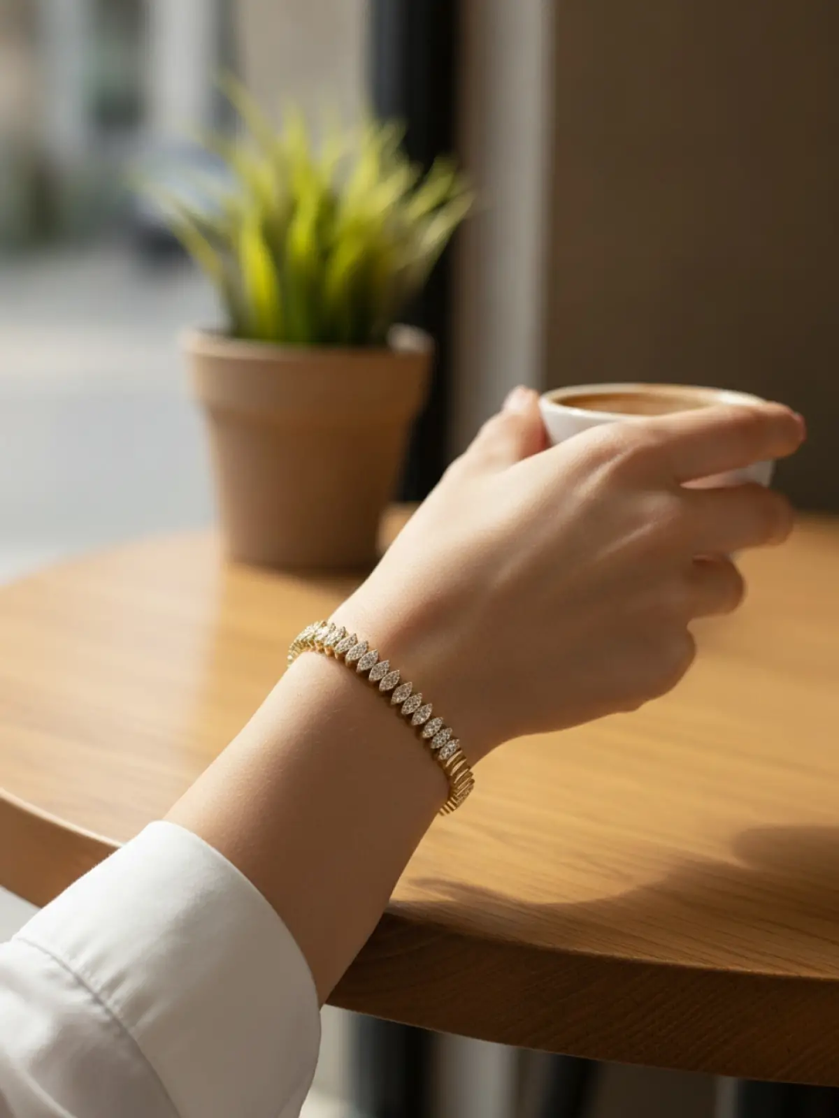 CM Arpa Model Zirkon Taşlı VIP Seri Gold Renk Pirinç Kadın Bileklik