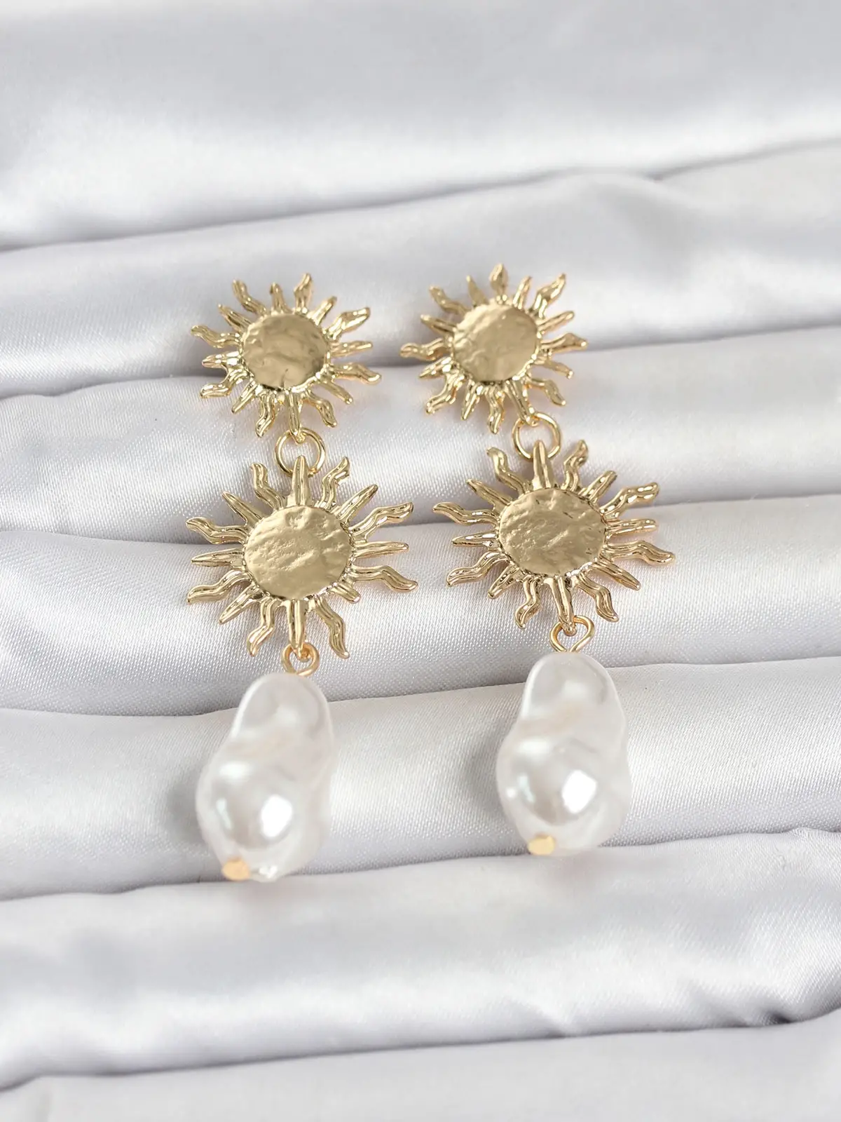 Gold Renk Pirinç Güneş Model Detaylı Kadın Küpe