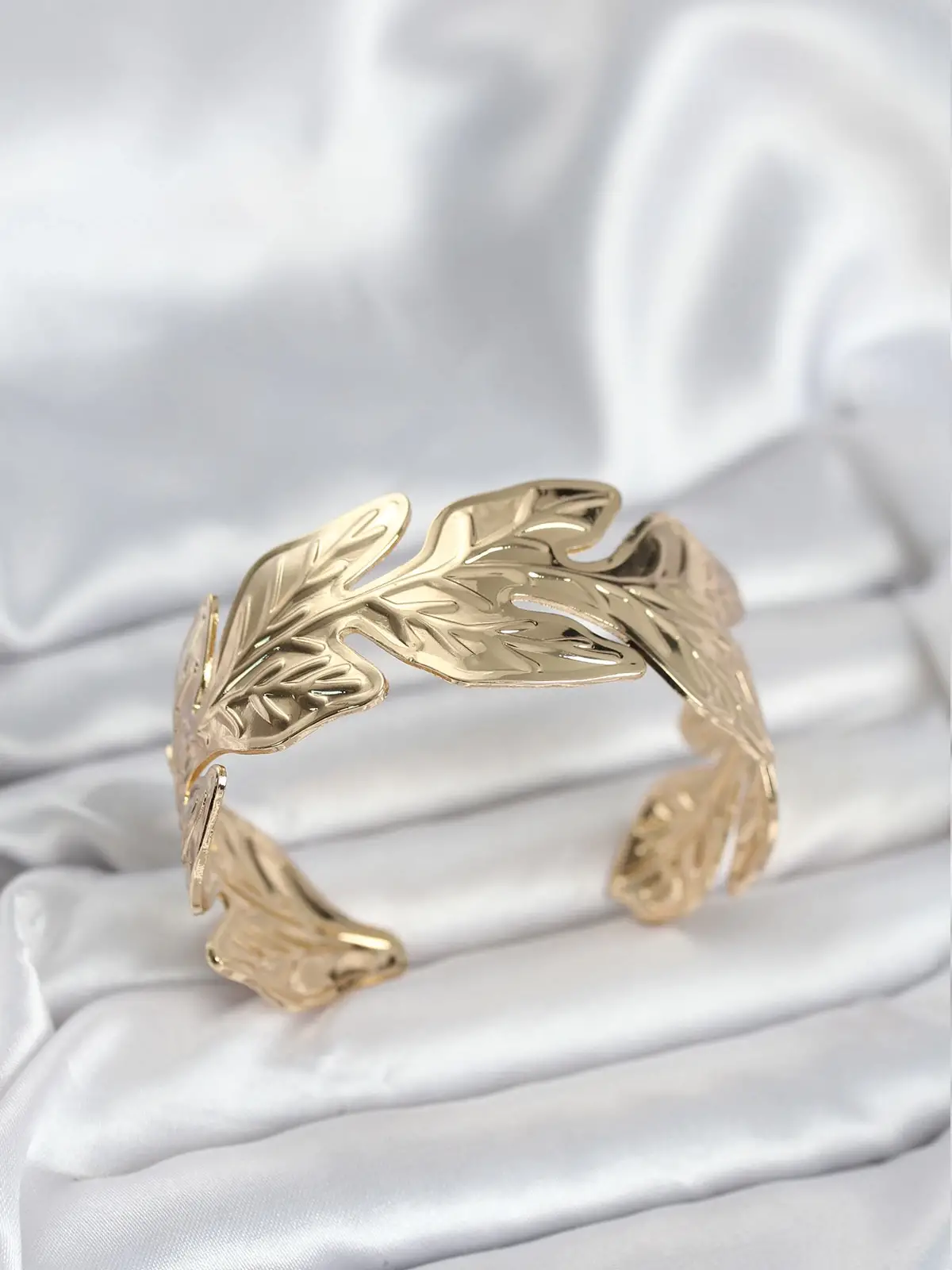 Gold Renk Pirinç Levha Yaprak Model Kadın Bileklik