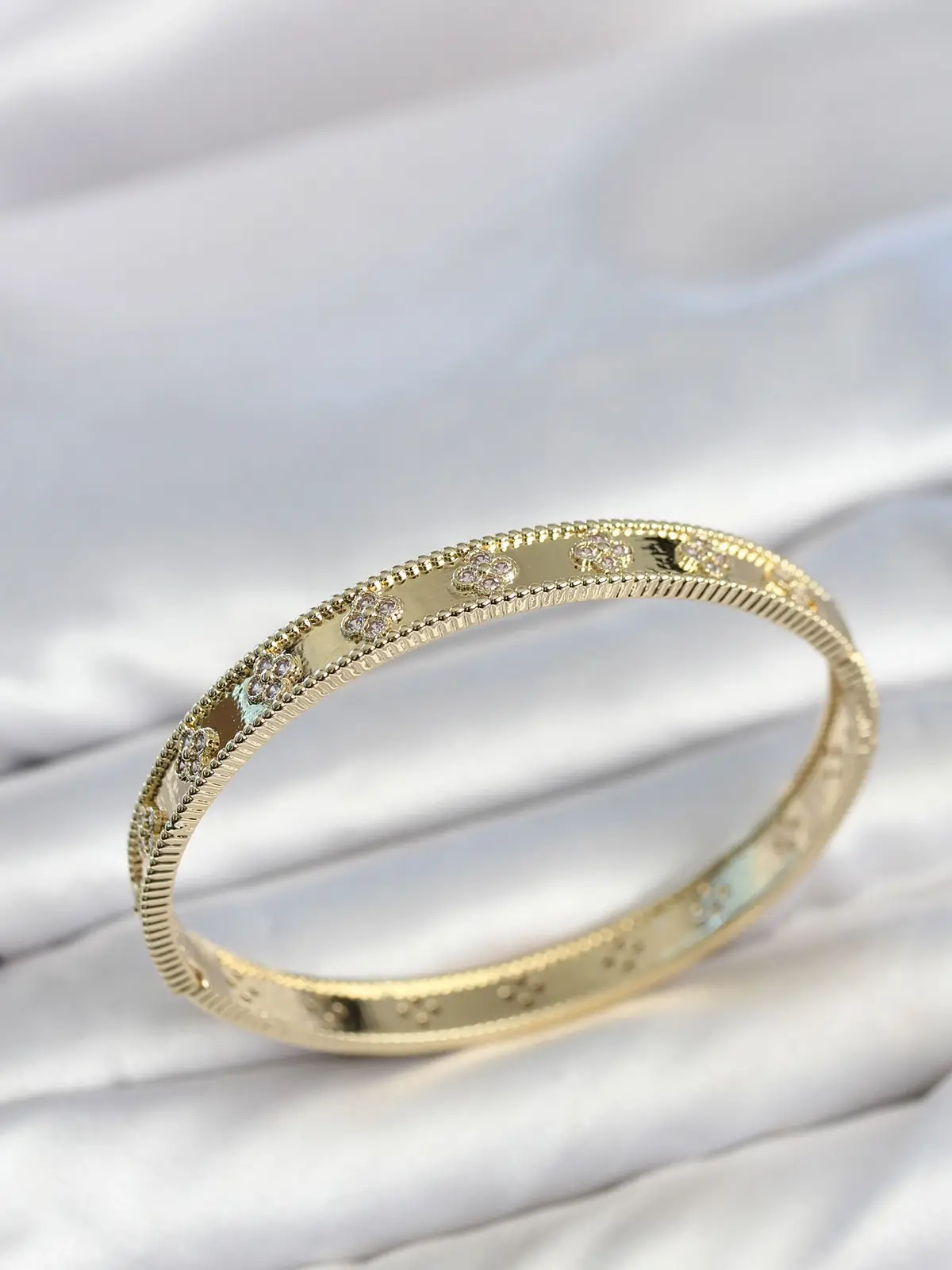 Gold Renk Pirinç Yonca Model Zirkon Taşlı Kadın Kelepçe Bileklik