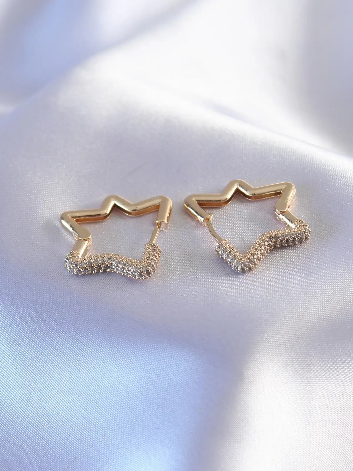 Gold Renk Zirkon Taşlı Yıldız Model Kadın Küpe