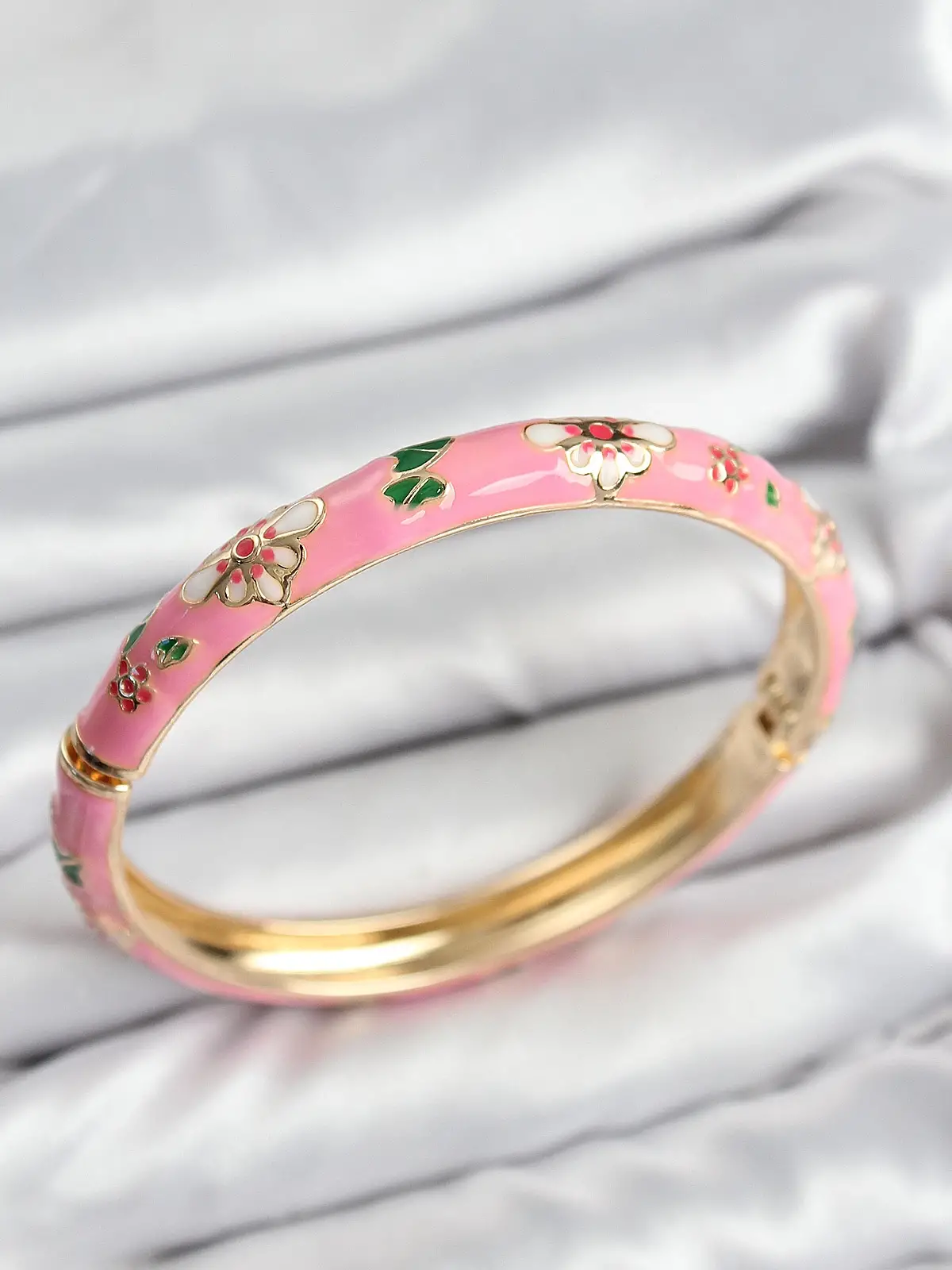 Mineli Pirinç Pembe Çiçek Motifli Gold Kadın Kelepçe