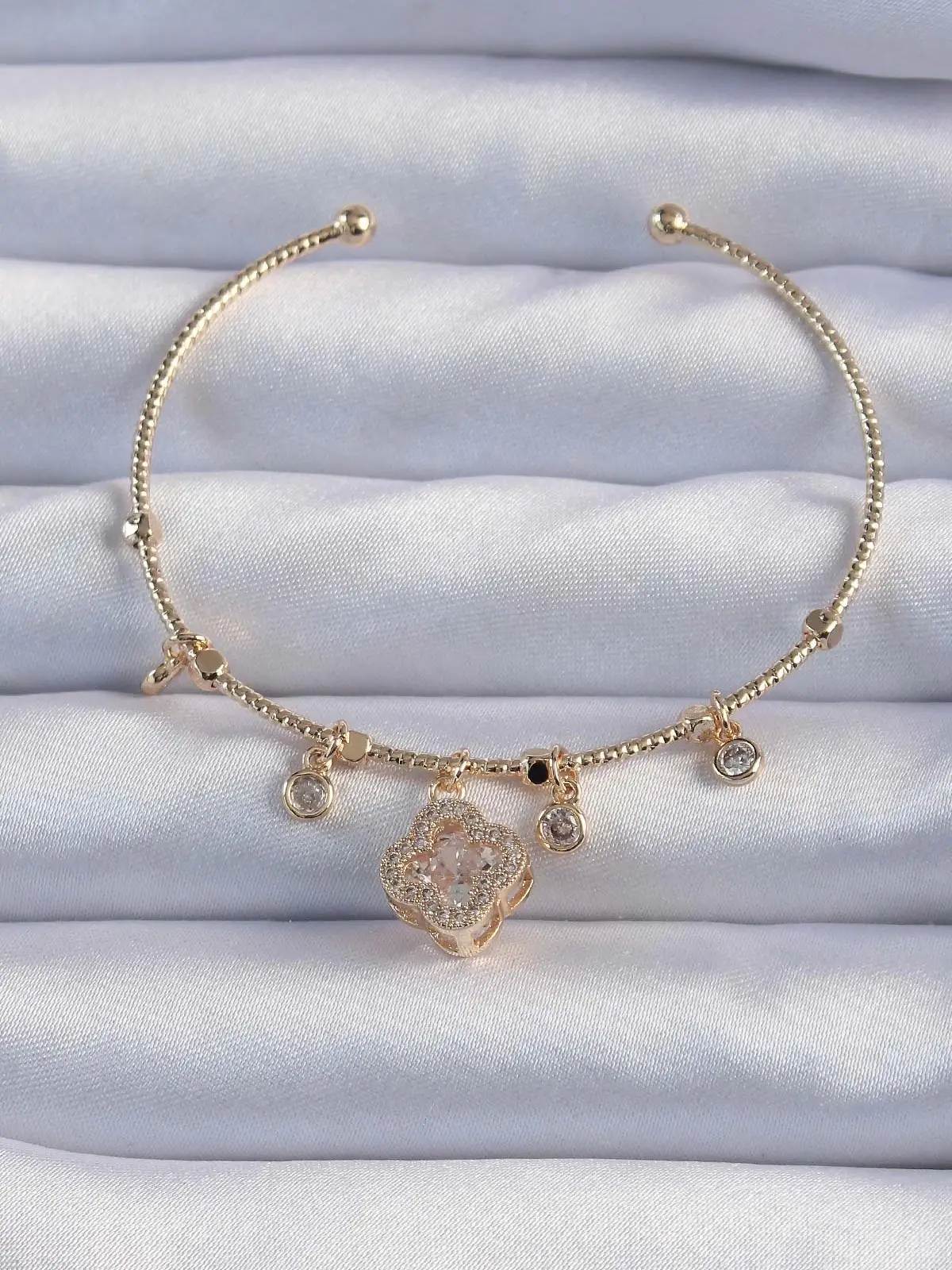 Pirinç Altın Renk Zirkon Taşlı Yonca Model Charm Bileklik