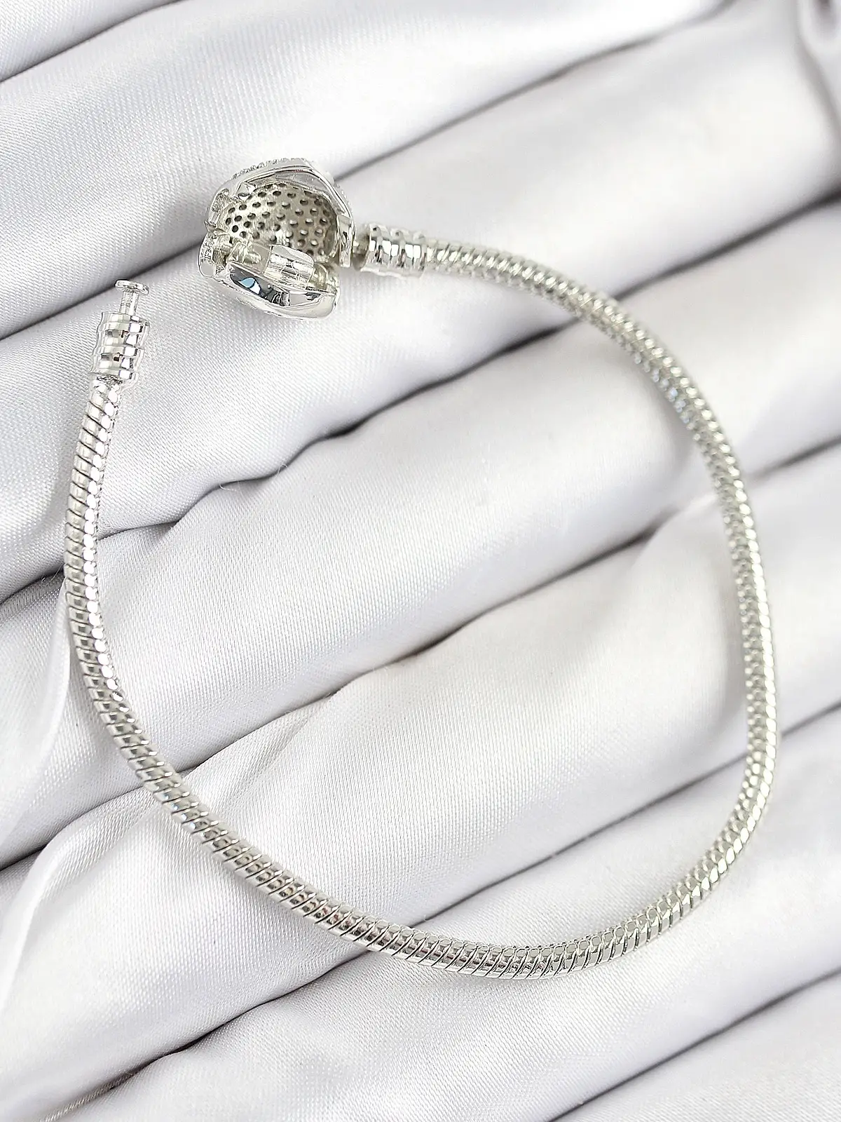 Pirinç Charm Zirkon Taşlı Kalp Model Gümüş Renk Kadın Bileklik