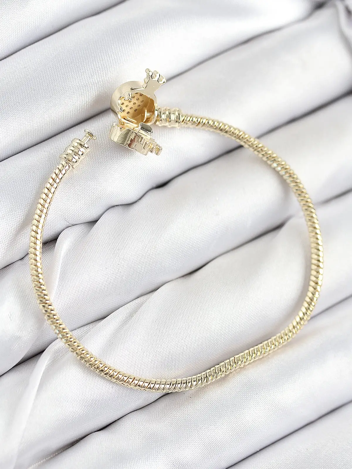 Pirinç Charm Zirkon Taşlı Taç Model Gold Renk Kadın Bileklik