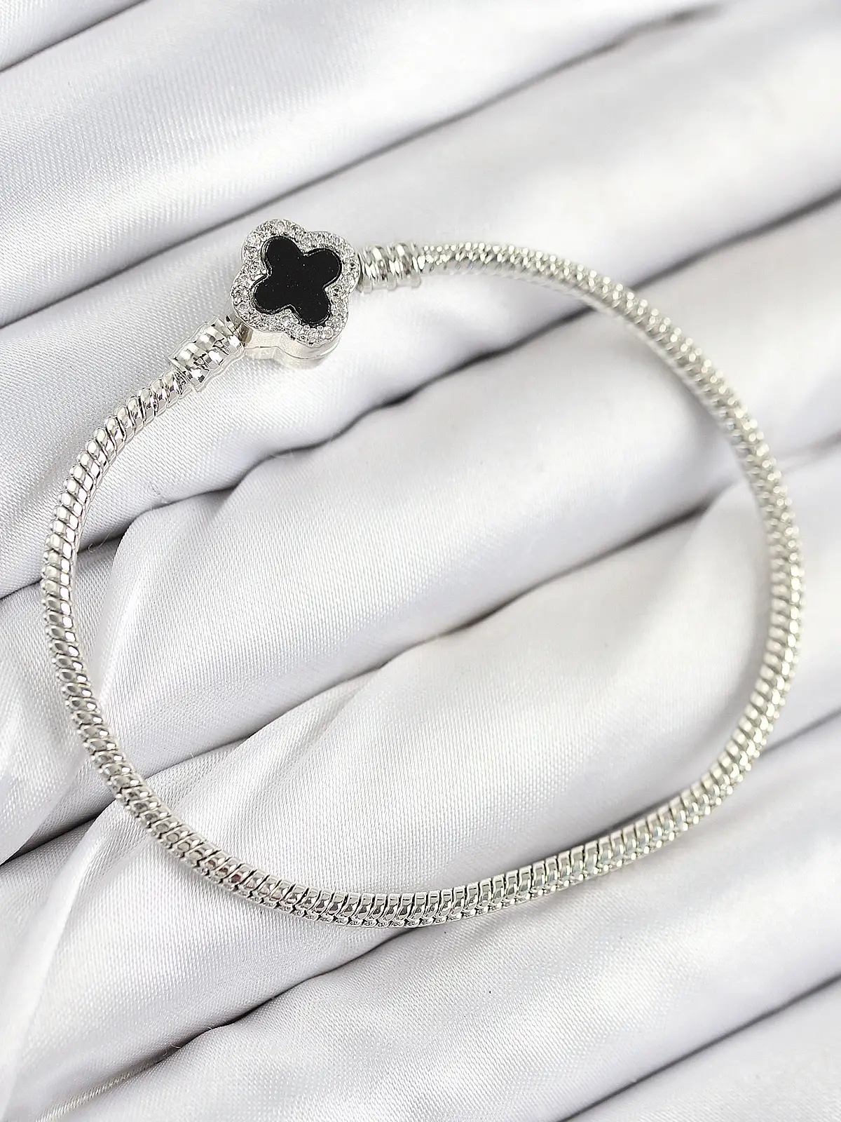 Pirinç Charm Zirkon Taşlı Yonca Model Gümüş Renk Kadın Bileklik