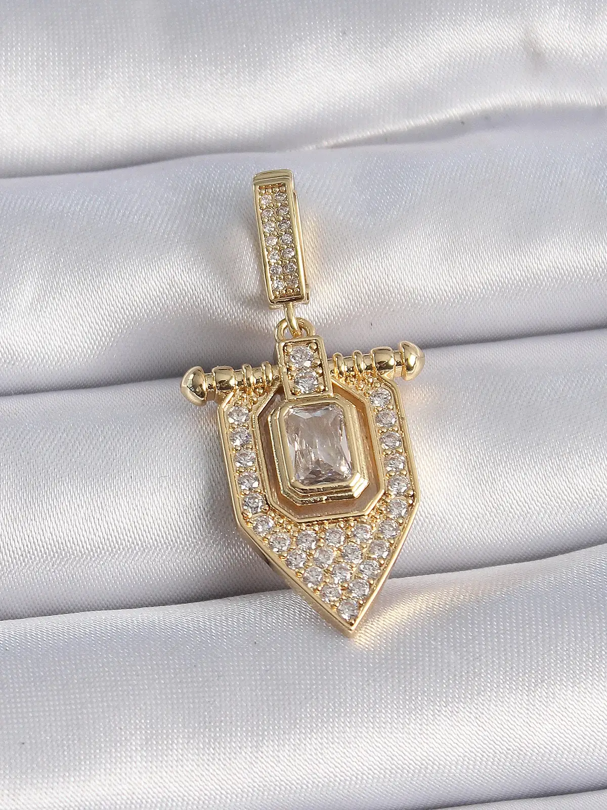 Pirinç Gold Renk Baget Zirkon Taşlı Ajda Charm