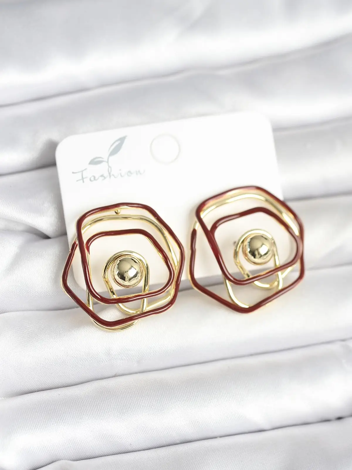 Pirinç Gold Renk Bordo Mineli Geometrik Gül Model Kadın Küpe