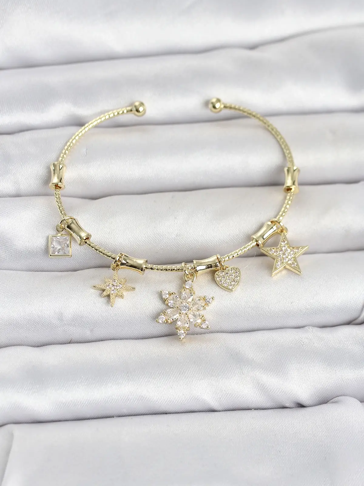 Pirinç Gold Renk Lotus Detay Charmlı Kadın Bileklik