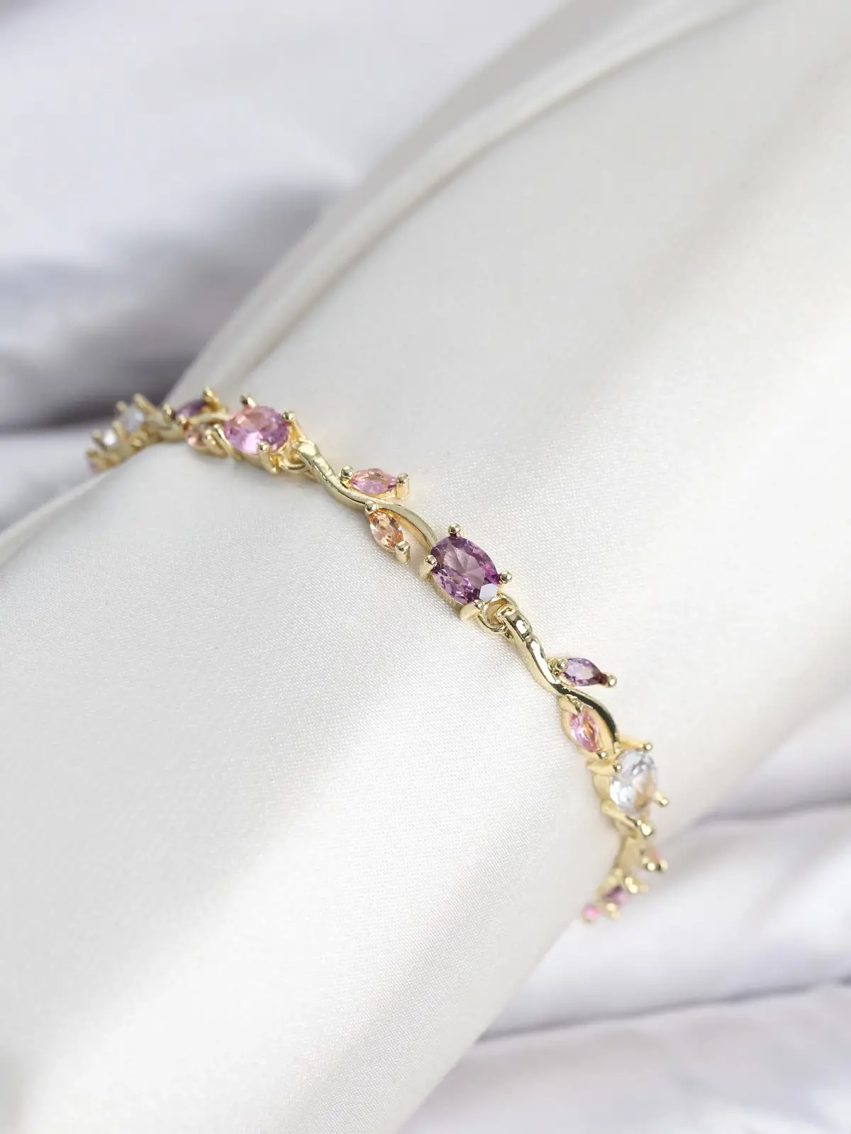 Pirinç Gold Renk Pembe ve Mor Zirkon Taşlı Çiçek Model Kadın Bileklik