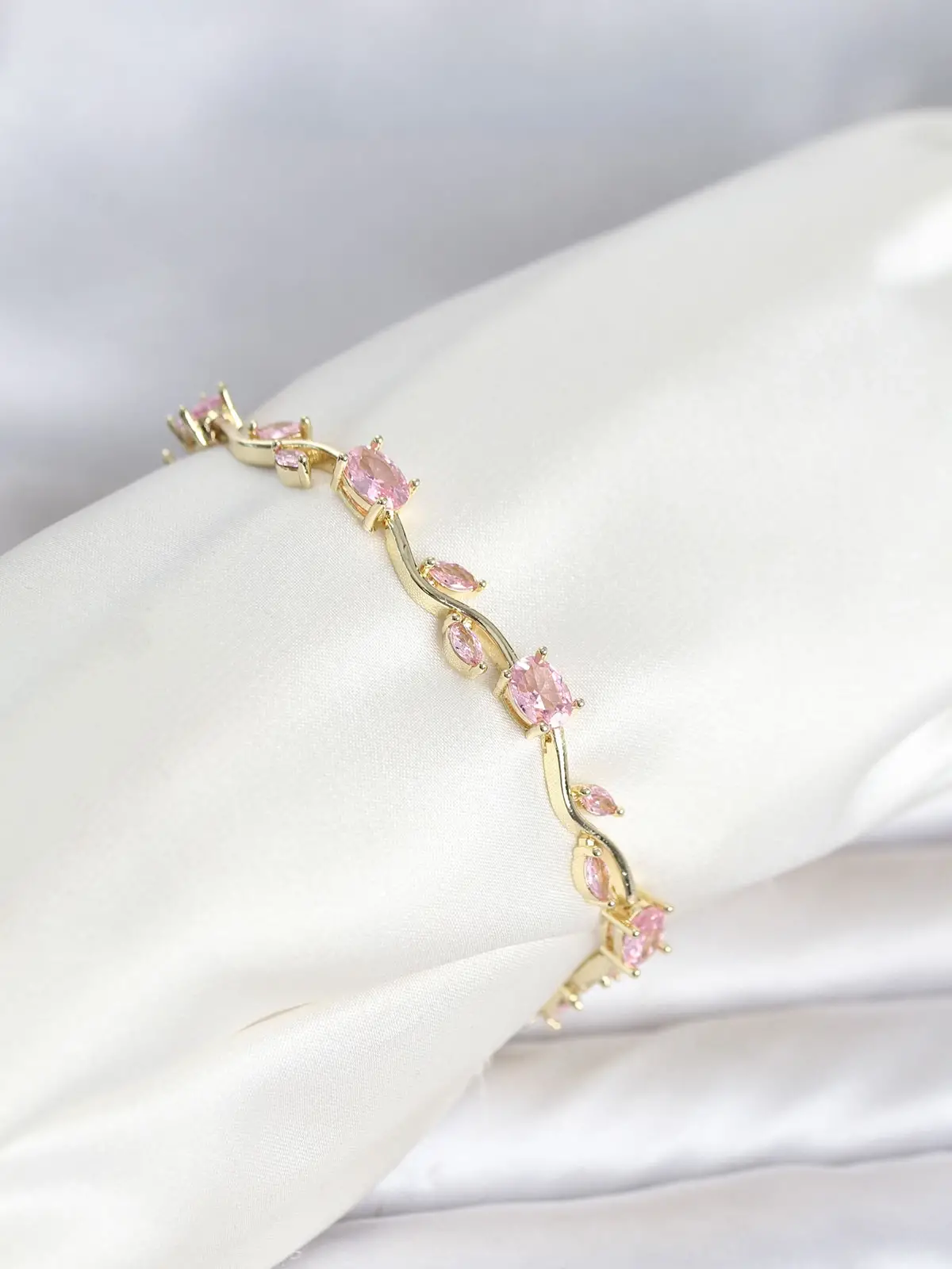 Pirinç Gold Renk Pembe Zirkon Taşlı Çiçek Model Kadın Bileklik