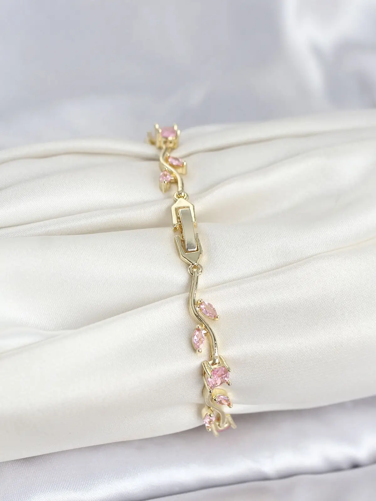 Pirinç Gold Renk Pembe Zirkon Taşlı Çiçek Model Kadın Bileklik