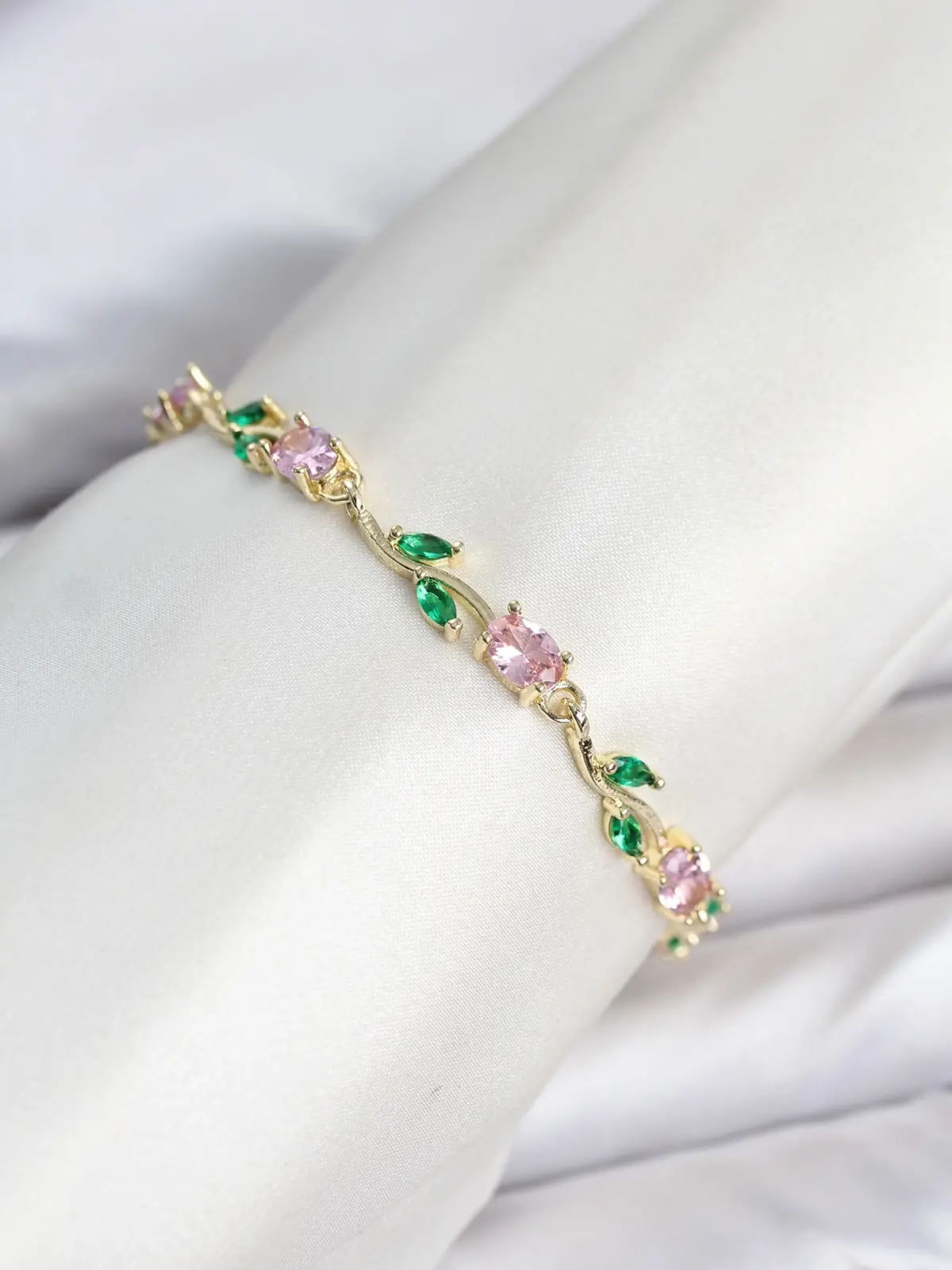 Pirinç Gold Renk Pembe Zirkon Taşlı Çiçek Model Kadın Bileklik