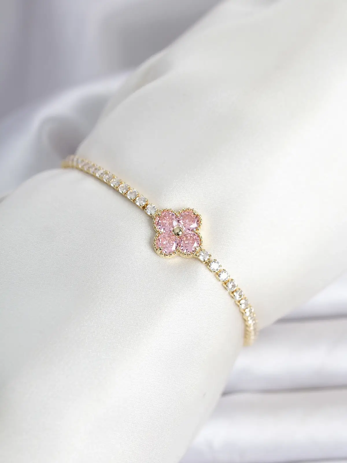 Pirinç Gold Renk Pembe Zirkon Taşlı Yonca Model Su Yolu Kadın Bileklik