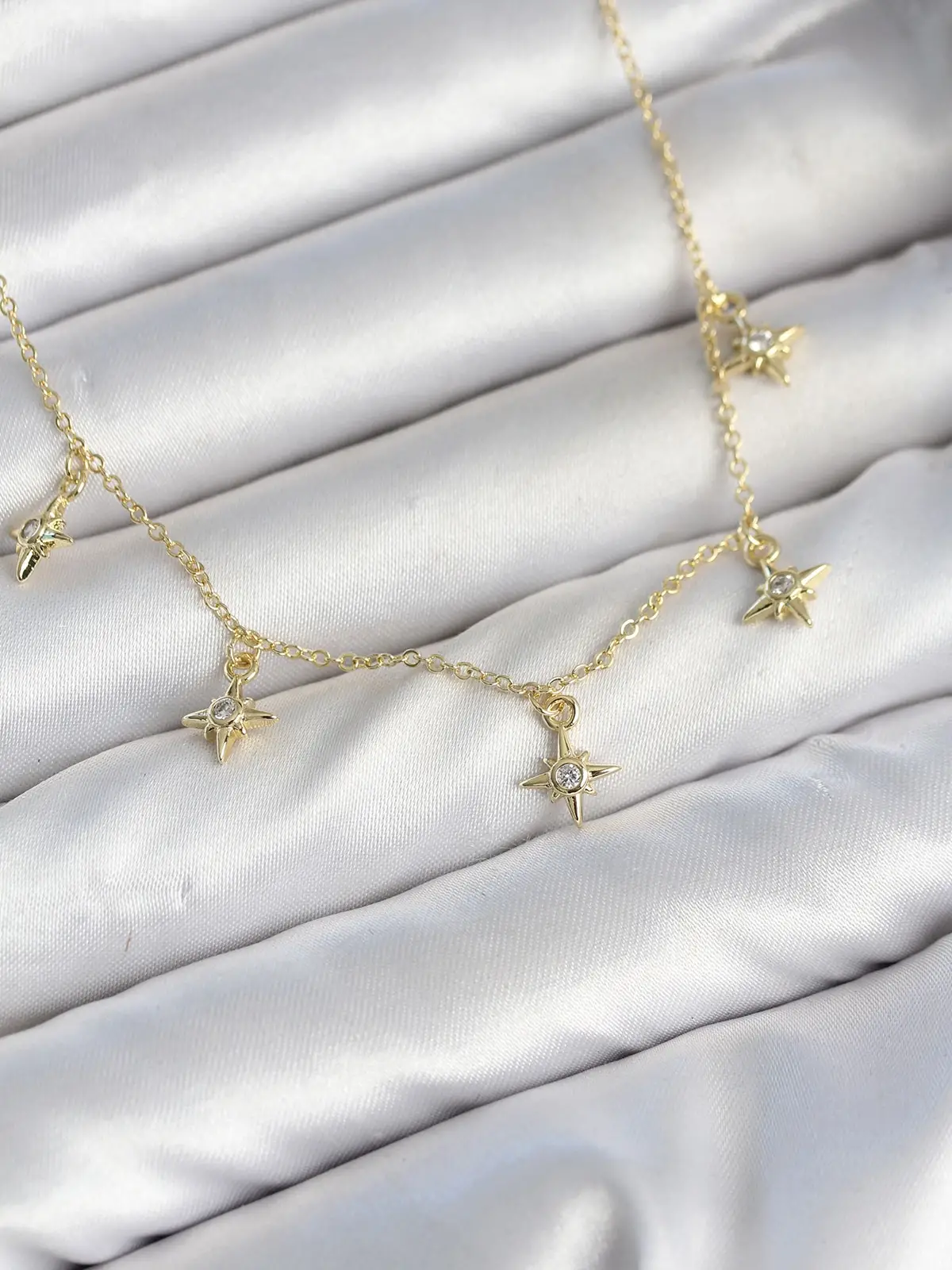 Pirinç Gold Renk Sıralı Minimal Kutup Yıldızı Model Kadın Kolye
