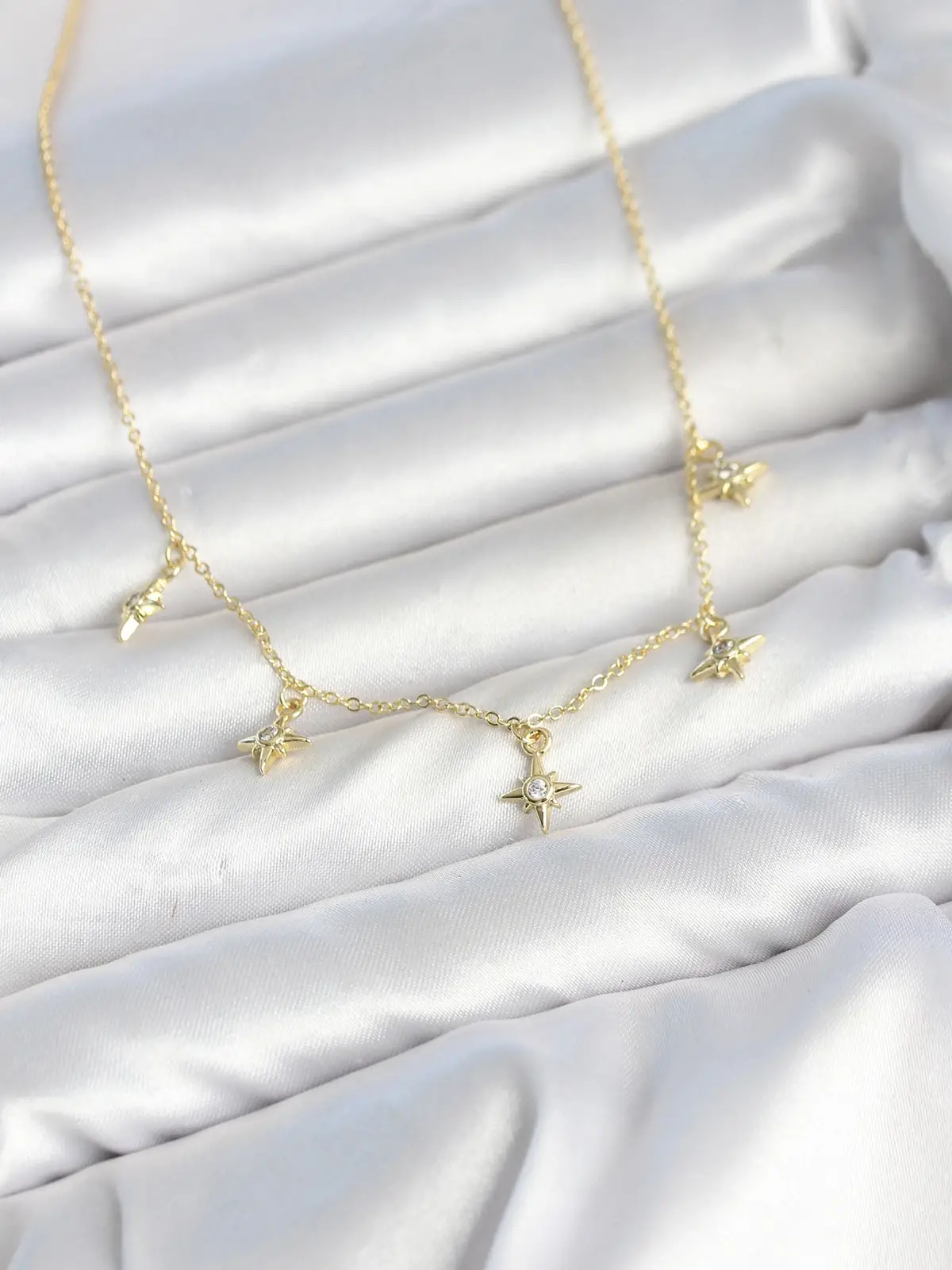 Pirinç Gold Renk Sıralı Minimal Kutup Yıldızı Model Kadın Kolye