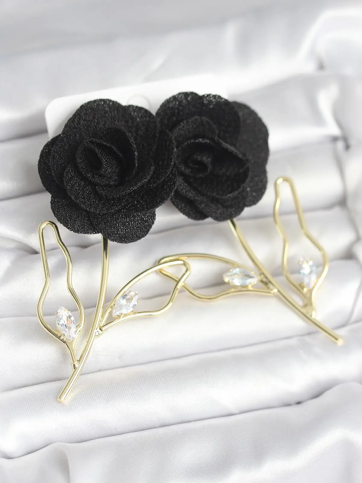 Pirinç Gold Renk Siyah Gül Model Kadın Küpe