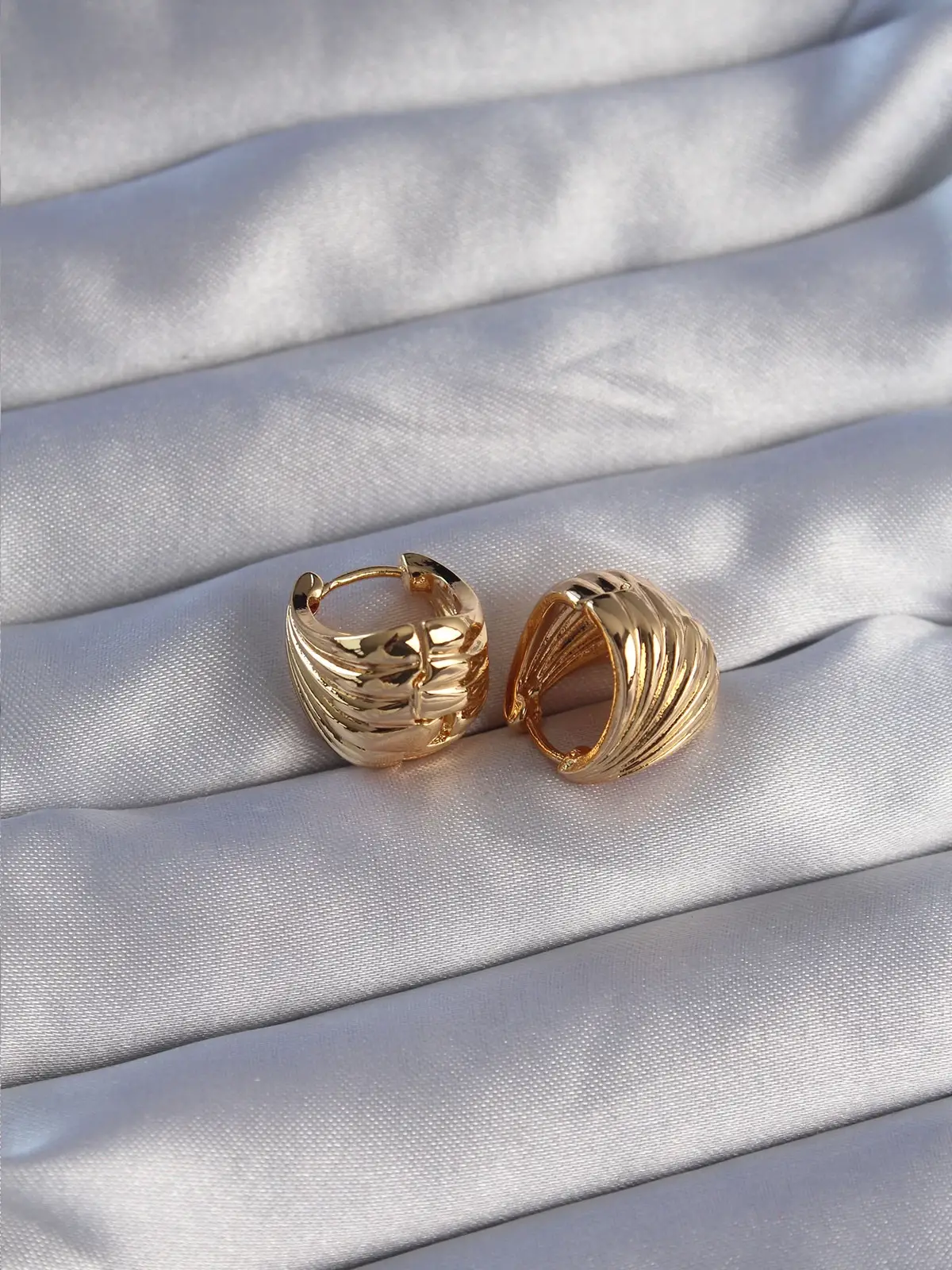 Pirinç Gold Renk Tırtıklı Minimal Bombeli Tasarım Küpe