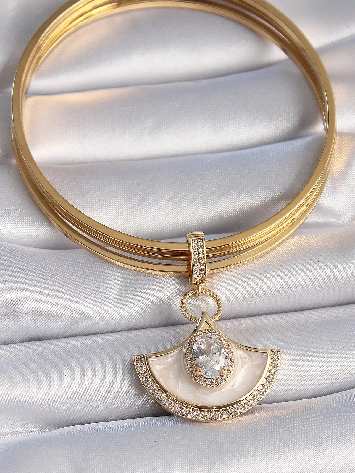 Pirinç Gold Renk Zirkon Taş Detaylı Beyaz Mineli Ajda Charm