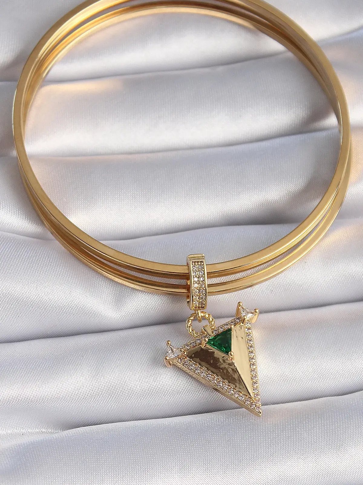Pirinç Gold Renk Zirkon Taşlı 3D Üçgen Model Ajda Charm