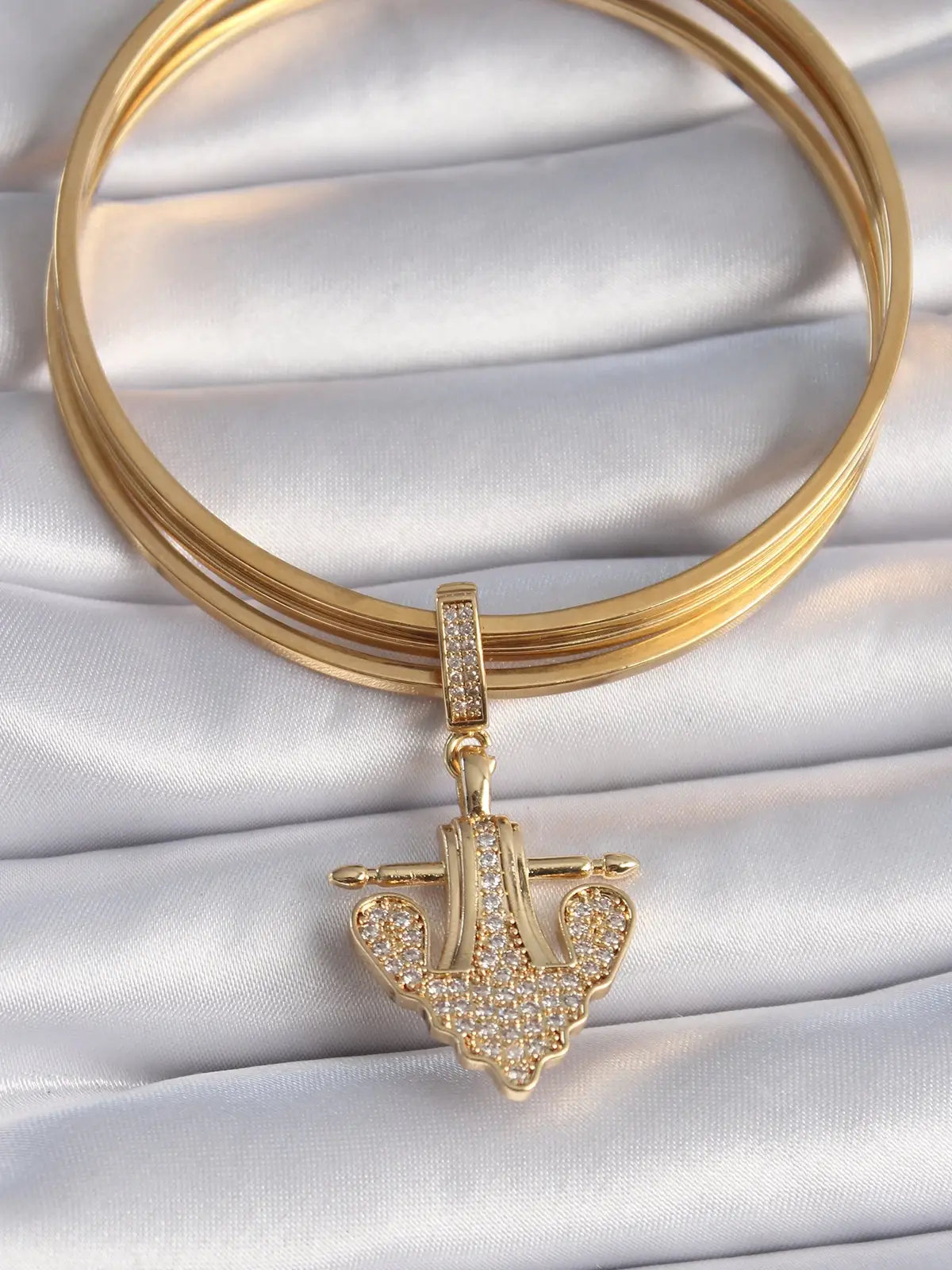 Pirinç Gold Renk Zirkon Taşlı Çapa Model Ajda Charm