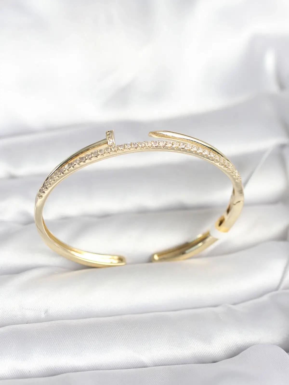 Pirinç Gold Renk Zirkon Taşlı Çivi Model Kadın Kelepçe Bileklik
