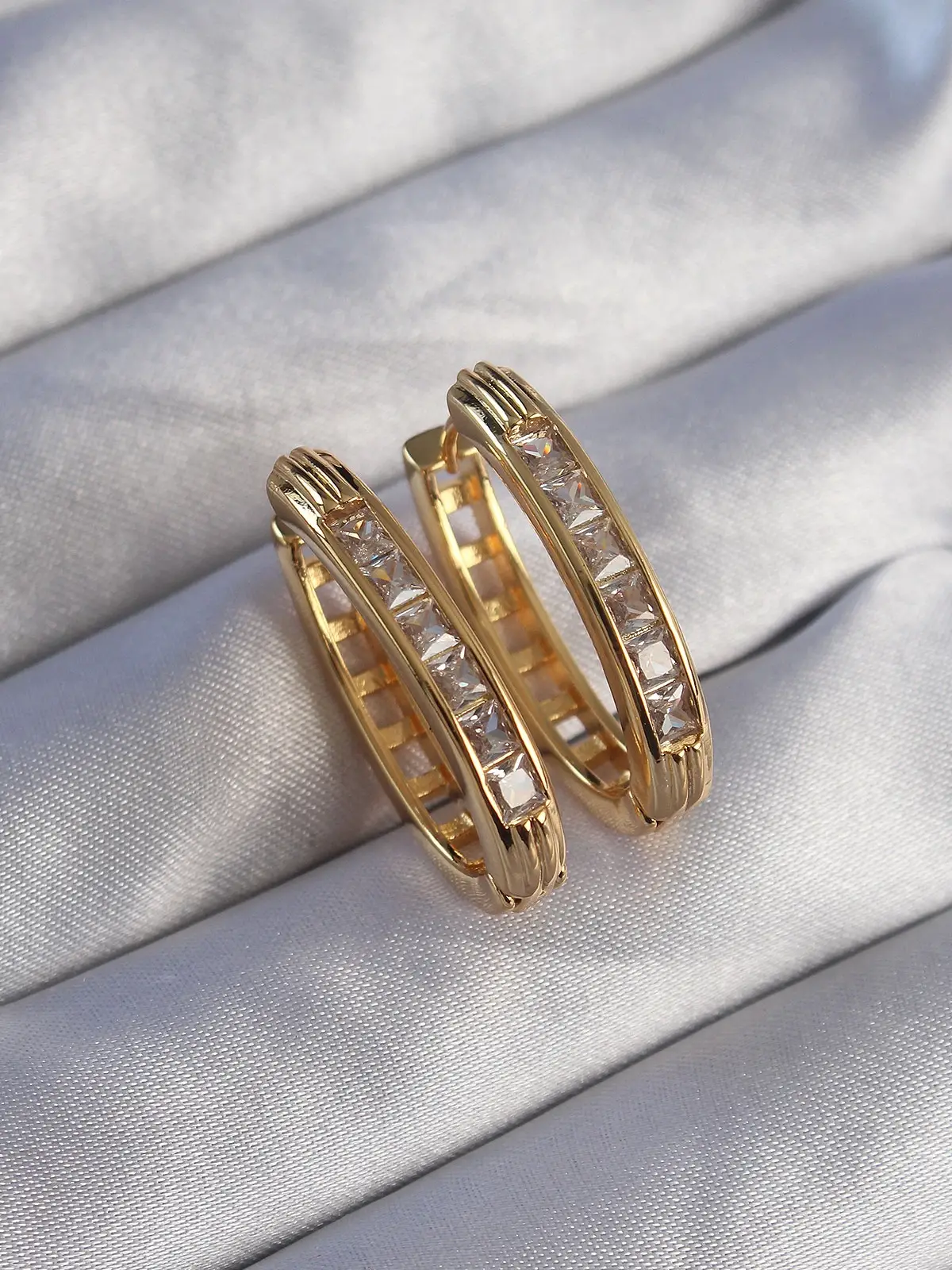 Pirinç Gold Renk Zirkon Taşlı Oval Model Küpe
