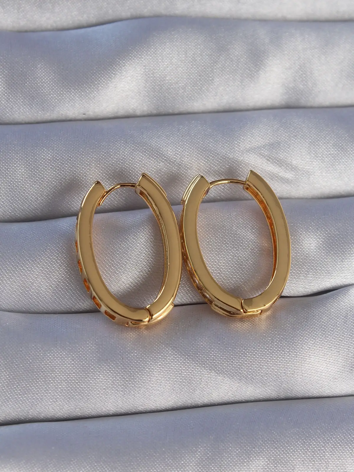 Pirinç Gold Renk Zirkon Taşlı Oval Model Küpe